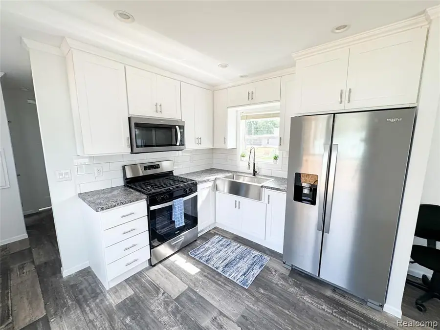 24 Sunset Lane, Fenton, MI 48430 - #3