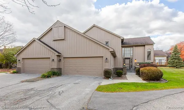 37660 N Laurel Park #66, Livonia, MI 