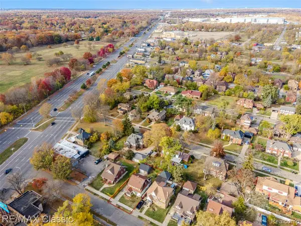 574 W Greendale, Detroit, MI 