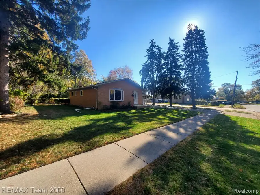4565 Universal, Dearborn Heights, MI 48125 - #2