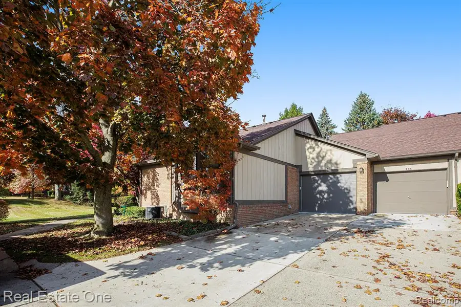 240 Meadow Lane Circle #54, Rochester Hills, MI 48307 - Image #3