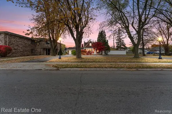 1353 Ford, Wyandotte, MI 48192