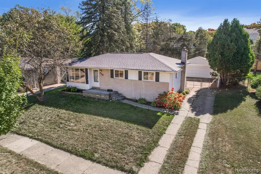 723 Sweetbriar, Milford, MI  - Image #2