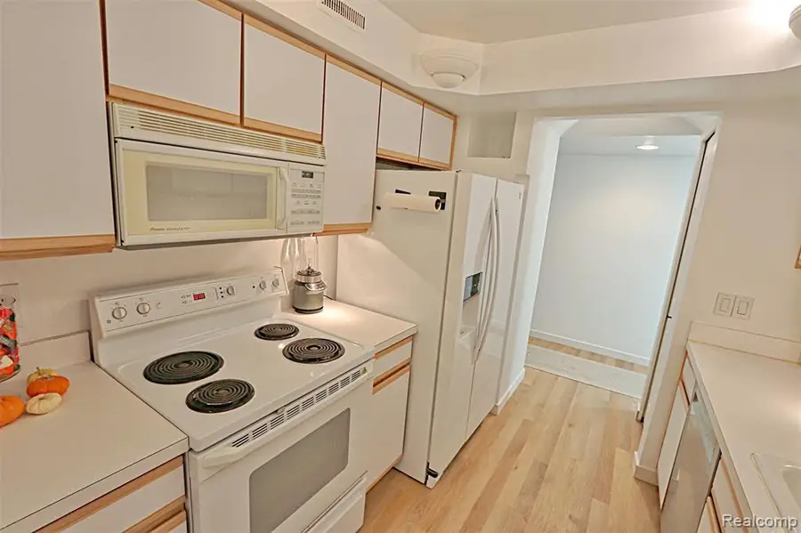 18230 University Park, Livonia, MI  - Image #2