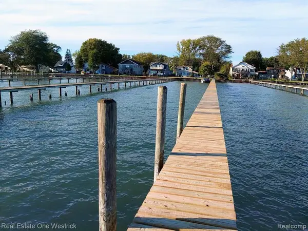 5109 Pointe Tremble, Clay, MI 