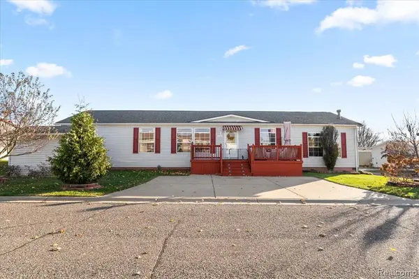 11201 Woodchester, South Lyon, MI 