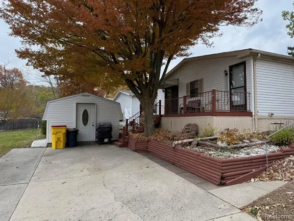 3072 E Bay, Fenton, MI 48430