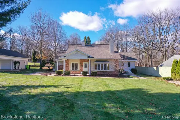 614 S East, Fenton, MI 48430