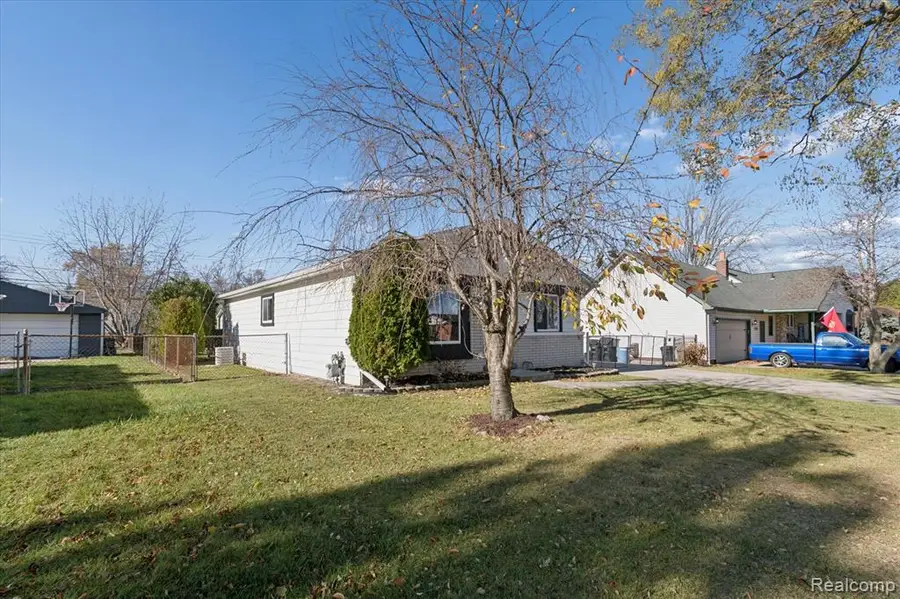 25898 Fairgrove, Woodhaven, MI  - Image #3