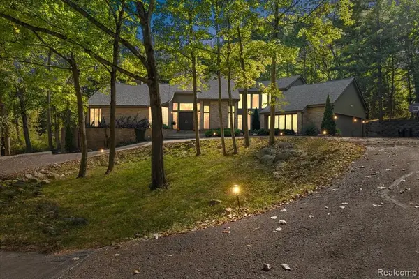 4650 Lahser, Bloomfield Hills, MI 