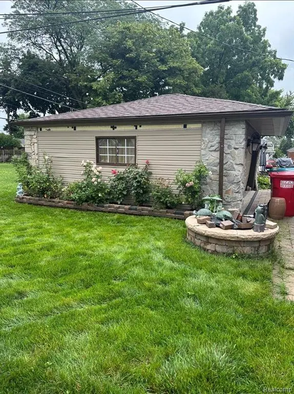 18027 Curtain, Eastpointe, MI  - Image #3