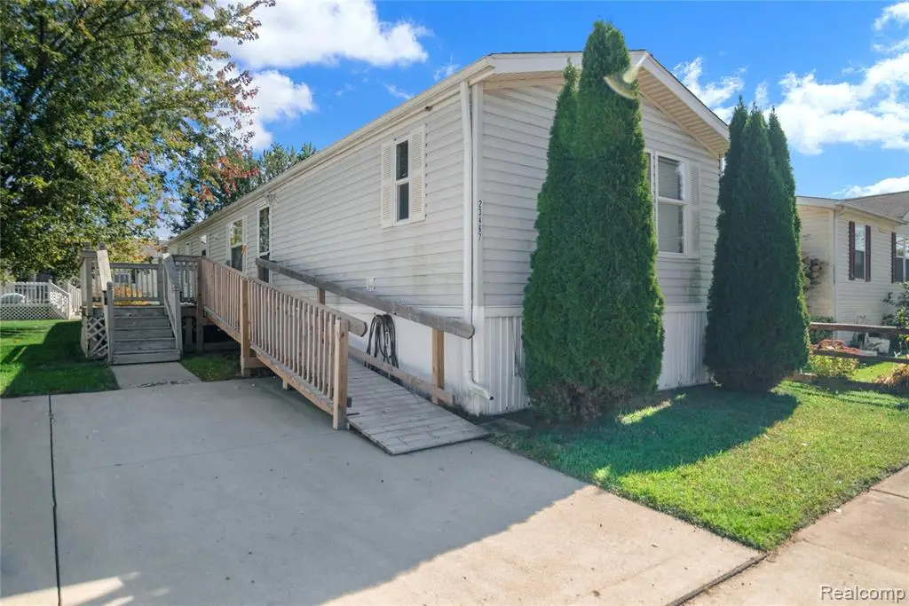 23467 Manor Road North, New Boston, MI 48164 - Image #1