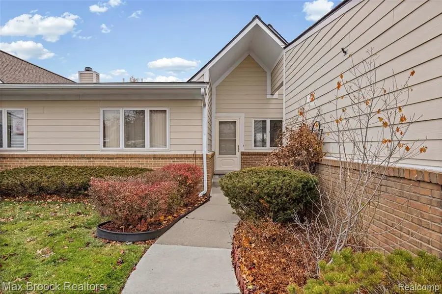 35282 Meadow, Farmington Hills, MI  - Image #2