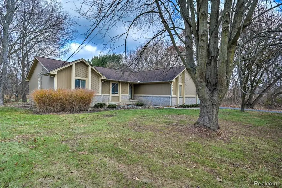 4250 White Oak, Commerce Township, MI  - Image #3