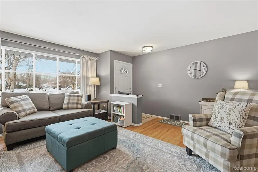 32951 Myrna, Livonia, MI  - Image #3