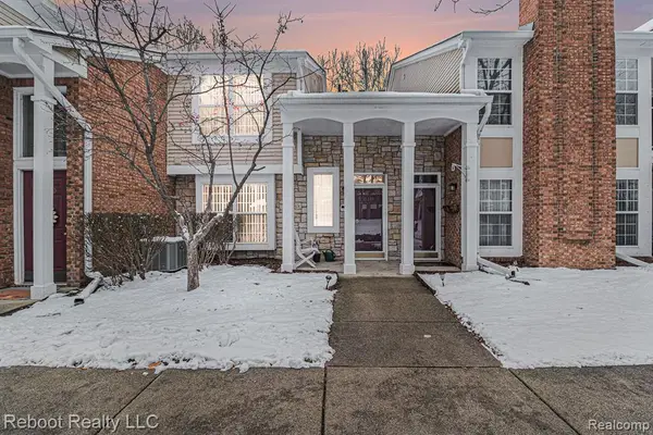 56234 Troon Dr N, Shelby Twp, MI 48316