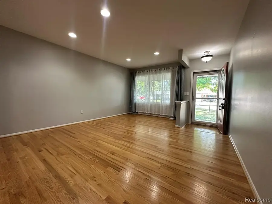 3217 Barton, Sterling Heights, MI  - #3