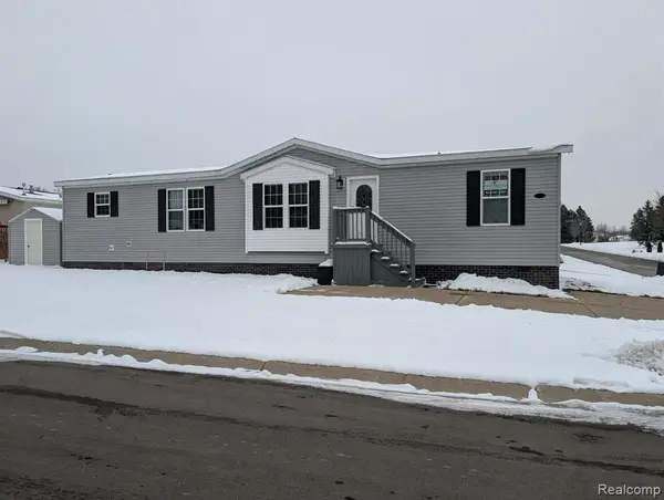 11045 Woodland Ridge, South Lyon, MI 