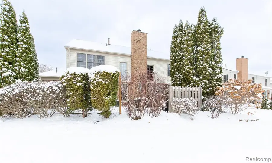 3521 E Pond, Lake Orion, MI  - Image #3