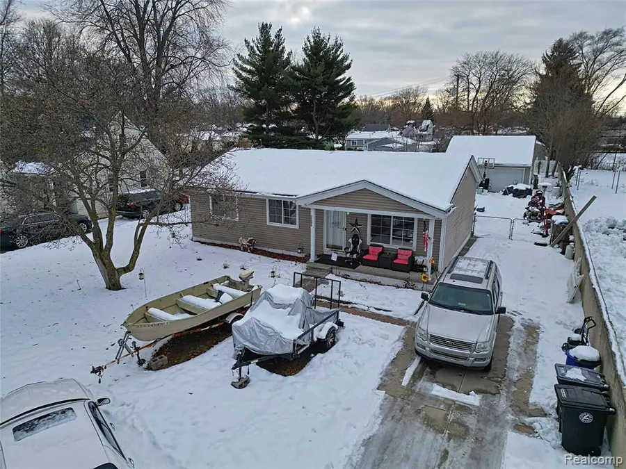 15093 Lyons, Livonia, MI  - #2