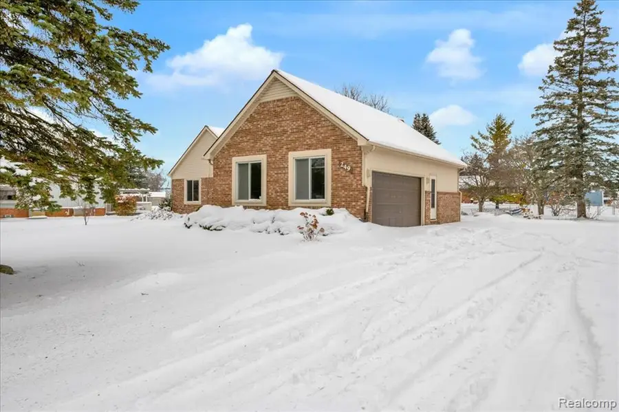 249 E Silverbell, Lake Orion, MI  - Image #3
