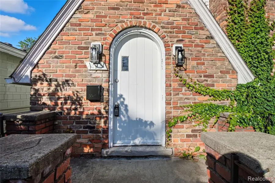 113 Osceola, Pontiac, MI  - Image #2