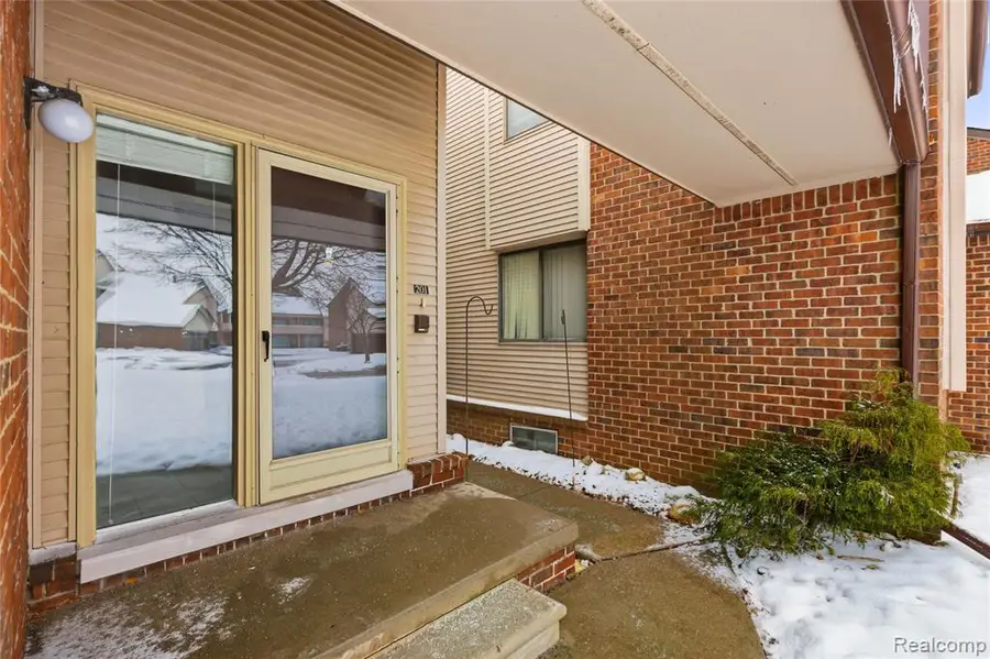 6700 Ridgefield #201, West Bloomfield, MI  - #3