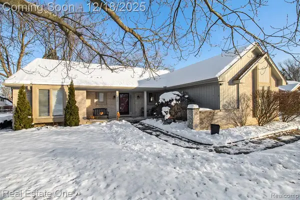 6886 High Oaks, Troy, MI 