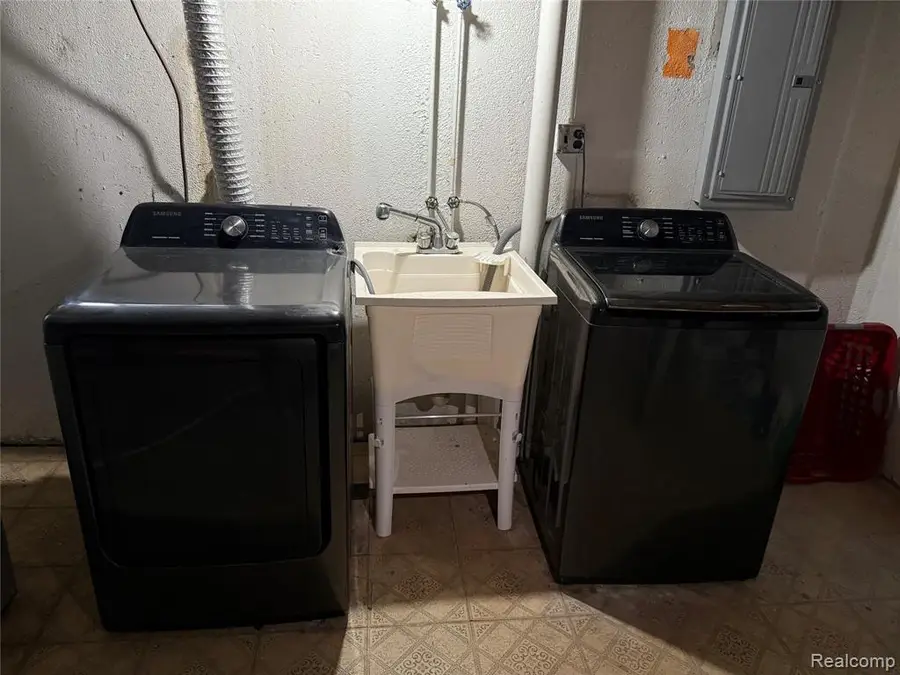 3650 Veronica Dr, Sterling Heights, MI  - Image #2