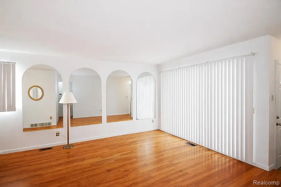 26284 Tawas, Madison Heights, MI  - Image #3