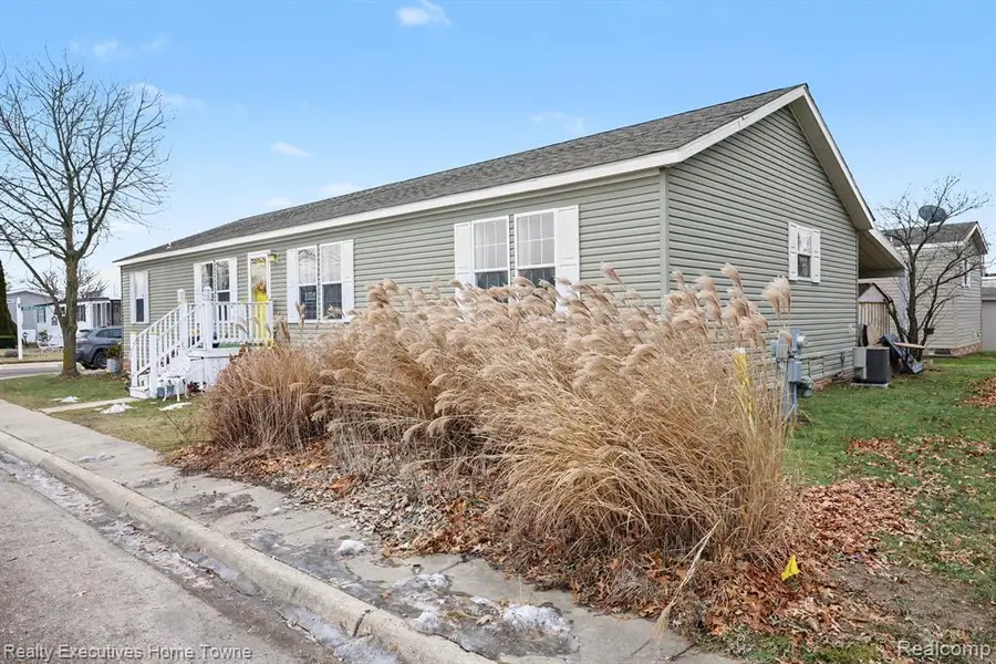 46229 Worlington Dr, Macomb, MI 48044 - Image #2