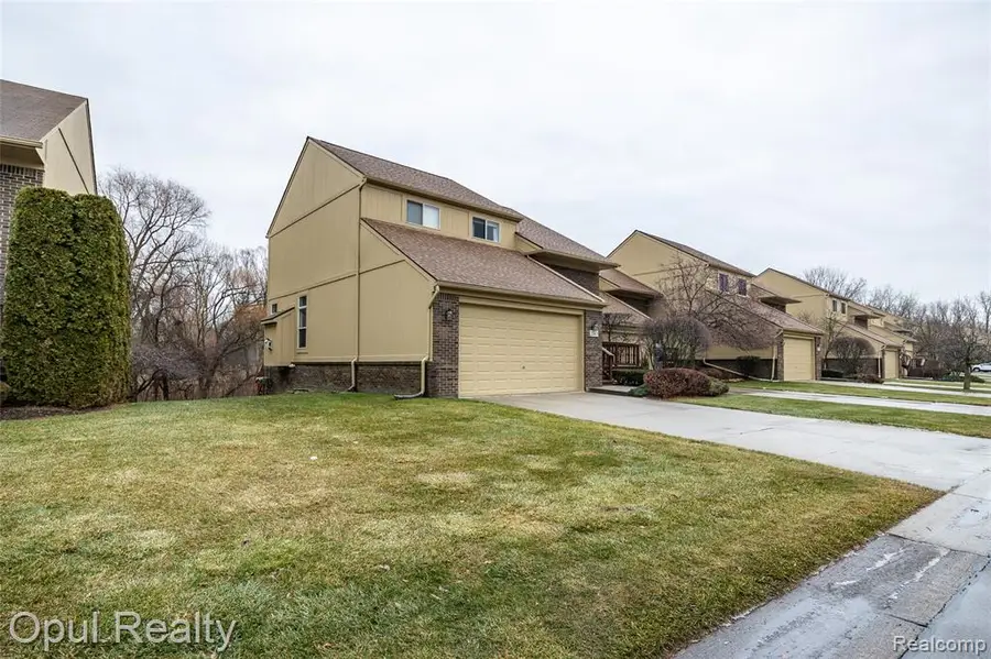 2069 Rochelle Park, Rochester Hills, MI  - Image #2