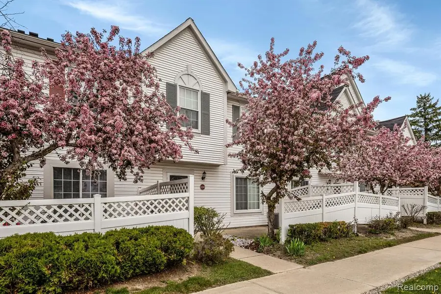 22241 Atlantic Pointe, Farmington Hills, MI  - Image #2