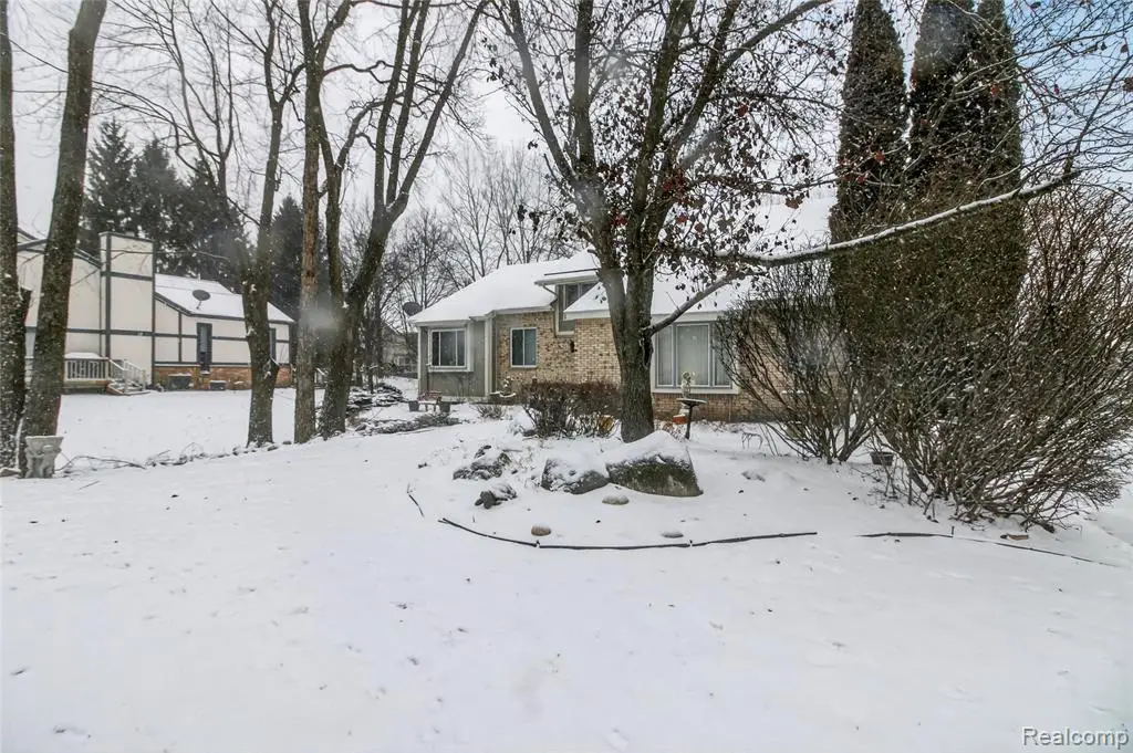 5148 Woodrun, West Bloomfield, MI  - Image #1