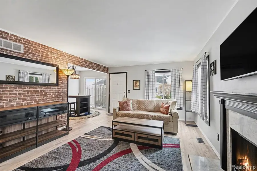 44582 Connecticut, Clinton Township, MI  - Image #3