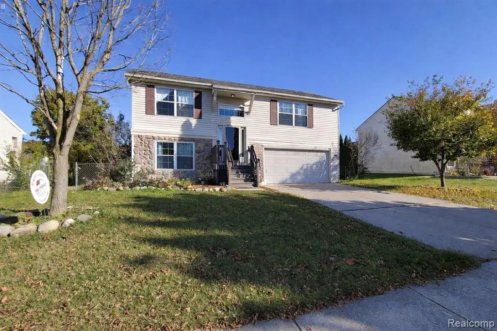 708 Ridgecrest, Fenton, MI  - Image #1