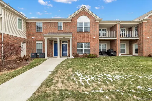 28251 S Pointe, New Baltimore, MI 