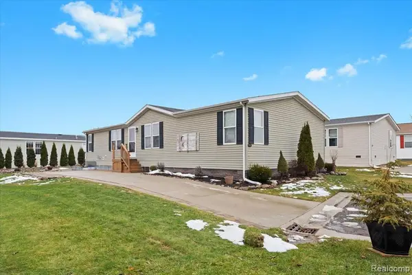 11214 Woodchester, South Lyon, MI 