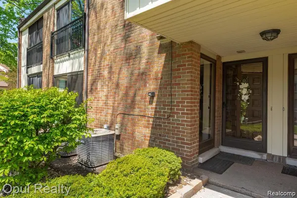 18339 University Park, Livonia, MI 