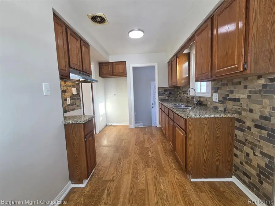 9560 Dixie, Redford, MI  - #3