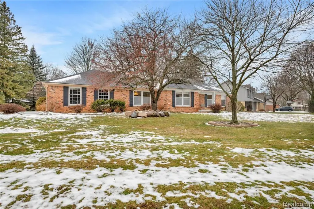 6091 Kings Shire, Grand Blanc, MI  - Image #1