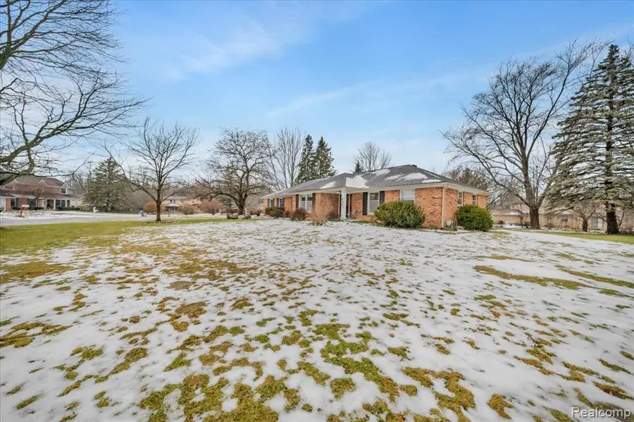 6091 Kings Shire, Grand Blanc, MI  - Image #3