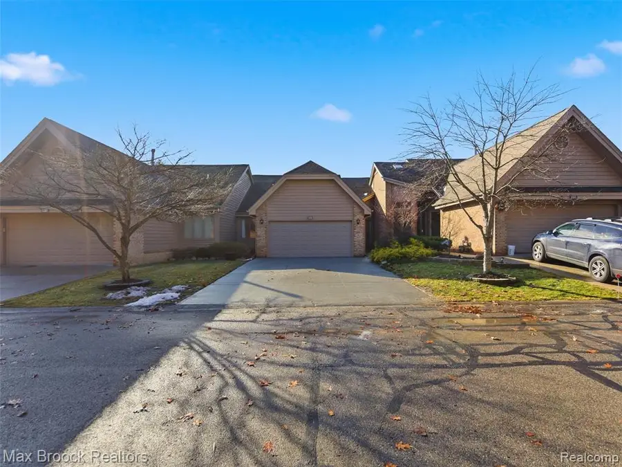 30127 N Meadowridge, Farmington Hills, MI  - Image #3