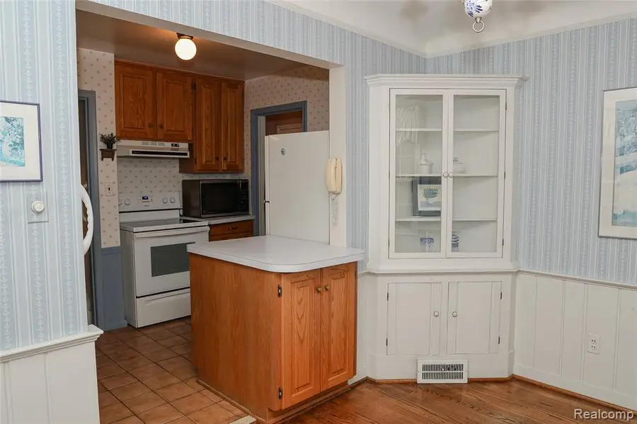 2135 Fleetwood, Grosse Pointe Woods, MI  - Image #3