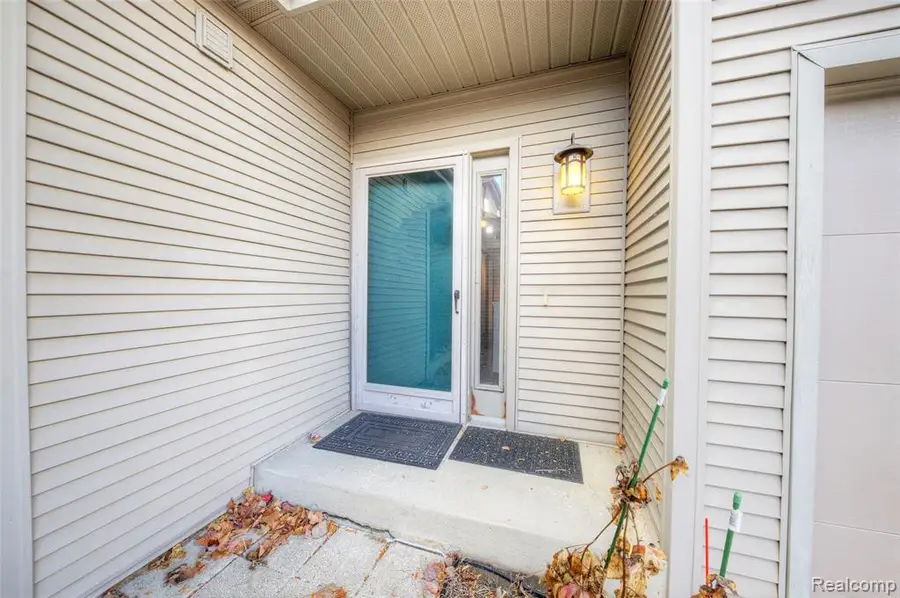 705 Preston Court, Rochester Hills, MI  - Image #2