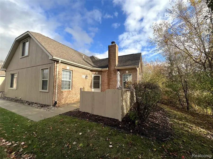 616 Perry Creek #11, Grand Blanc, MI  - Image #2