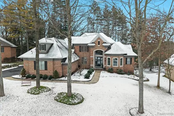 5828 Wyndam, Brighton, MI 