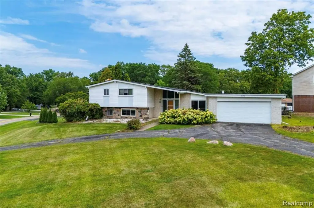 5590 Pembury, West Bloomfield, MI 48322 - #1