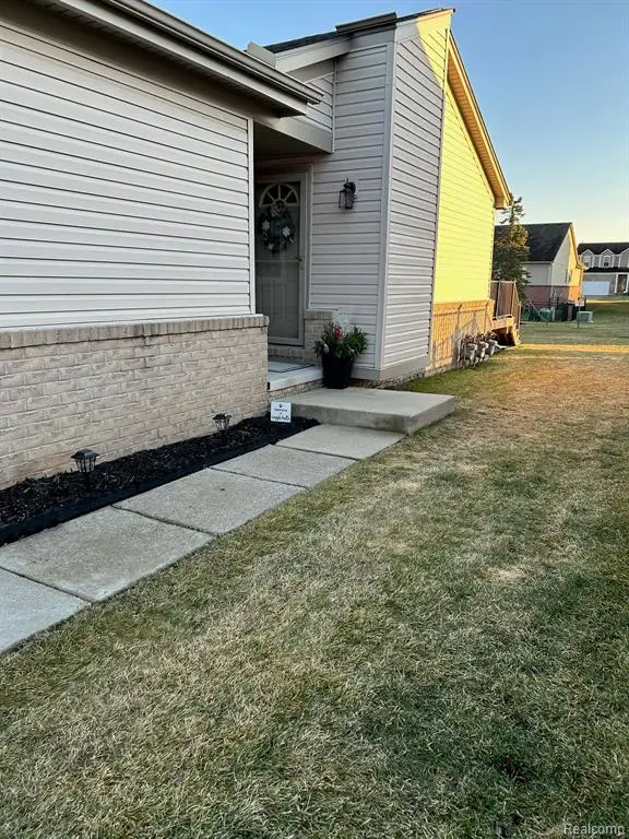 29280 Red Maple #105, New Baltimore, MI 