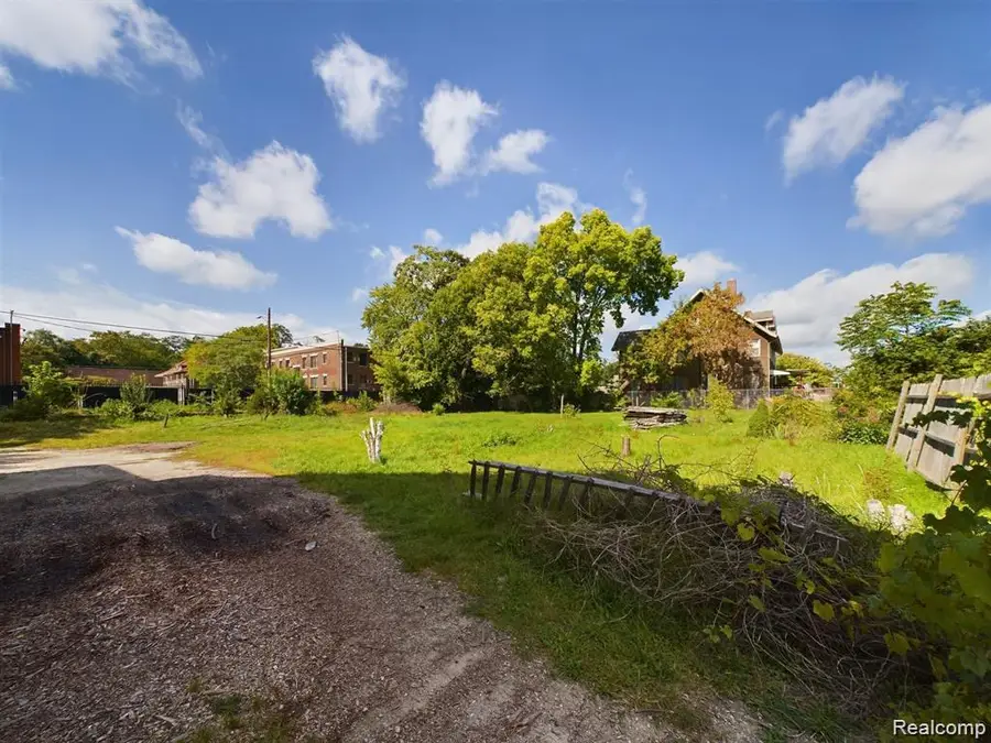 821 M L King, Flint, MI  - Image #3